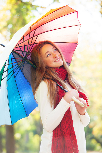 dziewczyna w czerwonym szalikiem z parasolem na zewnątrz jesień - Zdjęcie, obraz
