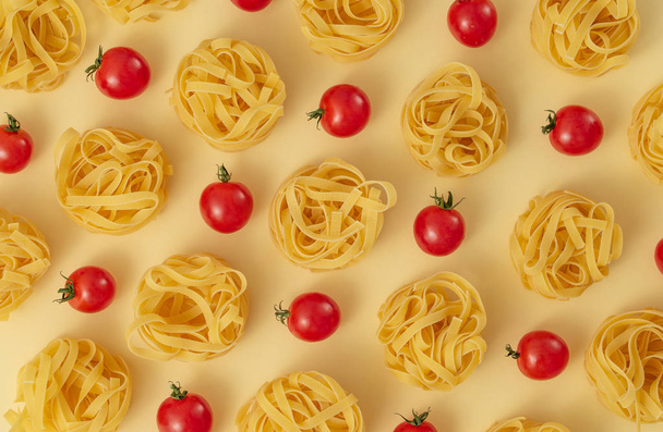 Pasta tagliatelle y tomates patrón de alimentos
 - Foto, imagen