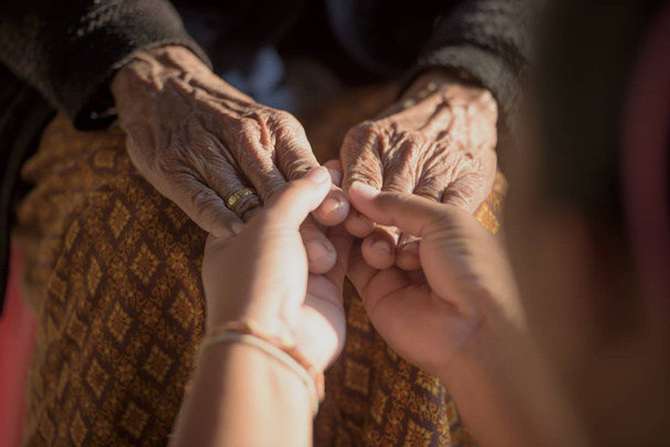 Pomaganie dłoniom, troska o koncepcję osób starszych, Pomoc w zrozumieniu osób starszych. - Zdjęcie, obraz