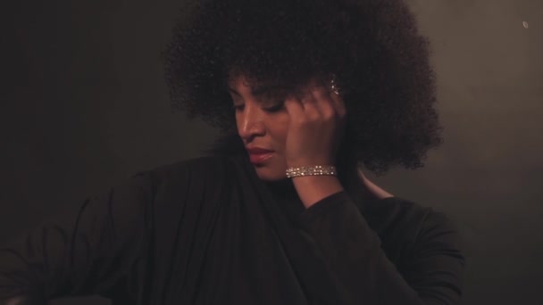 Siyahlı kadın ışıkta ve gölgede - Video, Çekim
