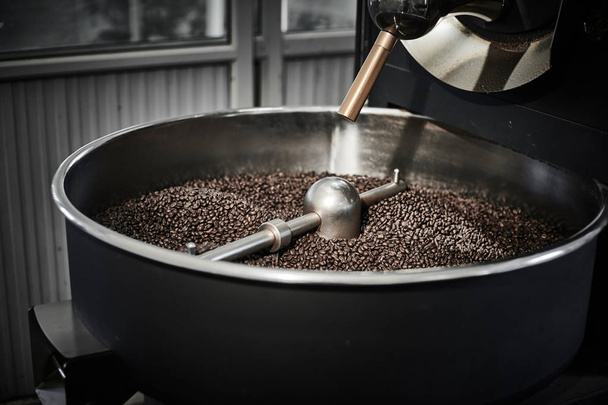 Freshly roasted coffee beans in a coffee roaster.Frozen moment - Fotoğraf, Görsel