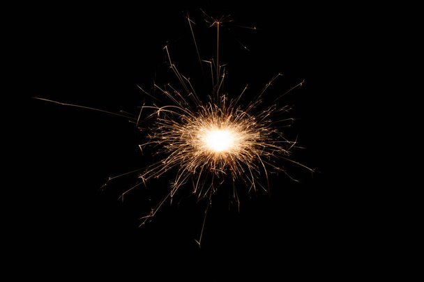 Brandende sprankelaar, vuurwerk voor de feestdagen omvat kerst, gelukkig nieuwjaar - Foto, afbeelding