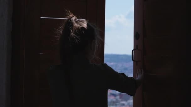 femme ouvre la fenêtre de la tour d'observation et le panorama de Brno
 - Séquence, vidéo