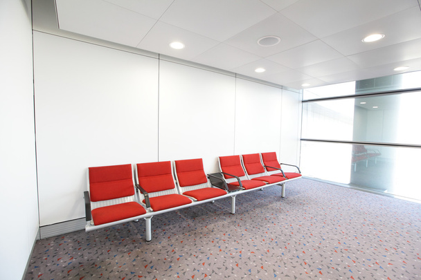 Rivi punainen tuoli lentokentällä
 - Valokuva, kuva