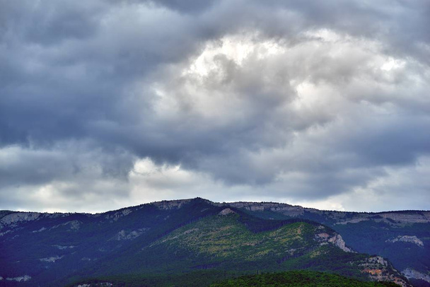 hegyvidéki táj a felhős ég hátterében - Fotó, kép