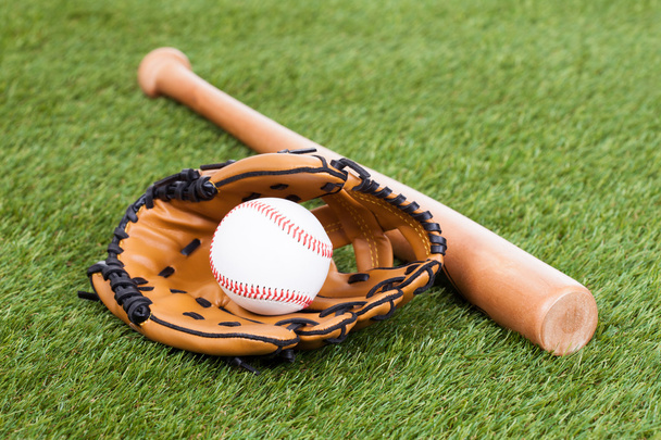 野球のバット グローブ ボールの緑の草の上に横たわるのクローズ アップ ビュー ロイヤリティフリー写真 画像素材