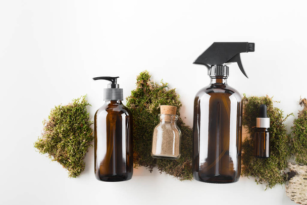 concept de cosmétique écologique sans plastique dans des bouteilles en verre
 - Photo, image