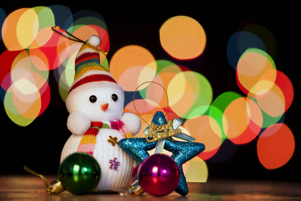 Pupazzo di neve festivo con sfondo luce di Natale
 - Foto, immagini