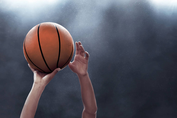 Joueur de basket lançant une balle
 - Photo, image