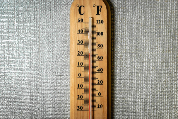 temperature gauge / thermometer on the white wall - analog temperature gauge close up - Fotografie, Obrázek