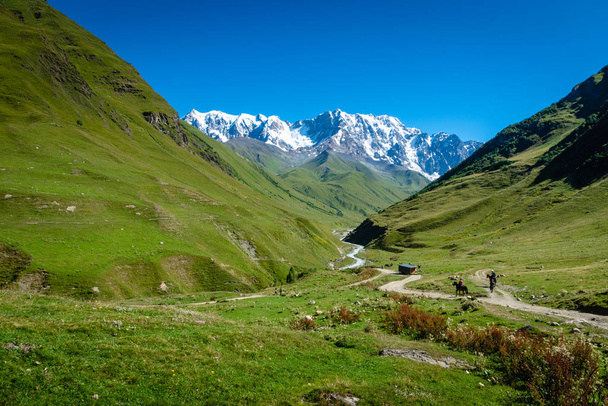 Ushguli landscape with mount Shkhara in the back in Svaneti region, Georgia. - Foto, Bild