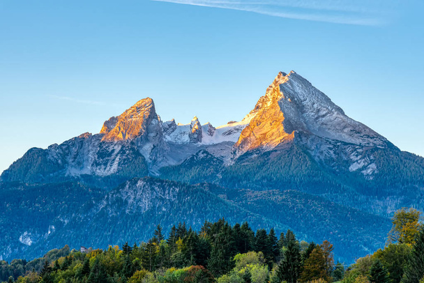 První sluneční svit dopadá na slavnou horu Watzmann v bavorských Alpách - Fotografie, Obrázek