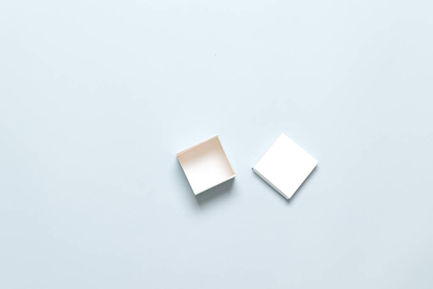 Caja blanca para presentación de producto maqueta sobre fondo azul
 - Foto, imagen