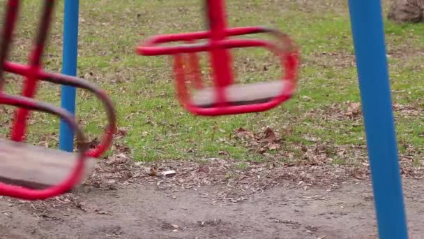 άδειο swing σε πάρκα το πρωί του φθινοπώρου - Πλάνα, βίντεο