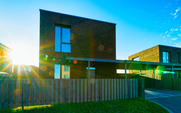住宅住宅建築とガレージの日光反射住宅 - 写真・画像
