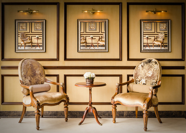 klasyczny styl vintage drewniane krzesło, kwiaty na stole - Zdjęcie, obraz