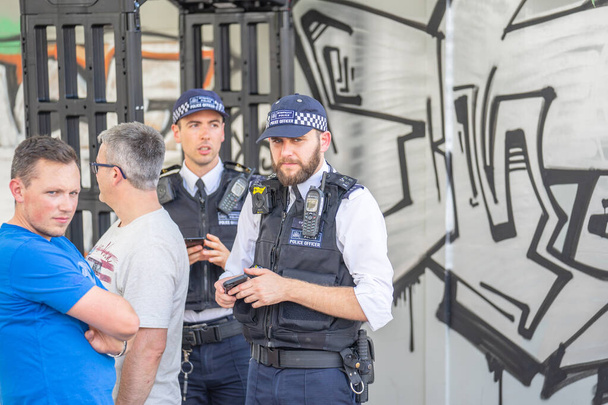 Londyn, Wielka Brytania, 25 sierpnia 2019. Notting wzgórzu karnawału. Patrol policji metropolitalnej. - Zdjęcie, obraz