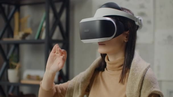Engenheira feminina no capacete de realidade virtual com mãos imita o trabalho da interface. Projetando o futuro, o conceito de arquitetura virtual e design, aplicações gráficas de interface
 - Filmagem, Vídeo