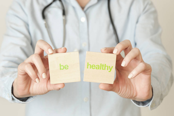 O médico aconselha. Nutricionista ou médico trabalhador detém sinal de vida saudável, conceito de estilo de vida saudável
. - Foto, Imagem
