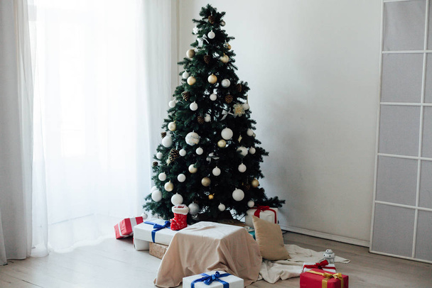 Weihnachtsbaum mit Geschenken Dekor Lichter Girlanden Neujahr - Foto, Bild