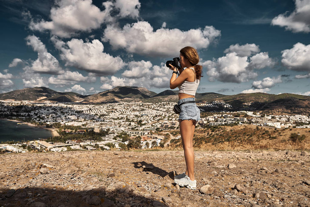 Woman is a professional photographer with dslr camera - Foto, afbeelding