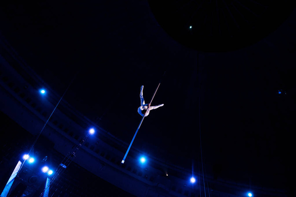 Tiefansicht des Menschen beim Balancieren in Manege des Zirkus  - Foto, Bild