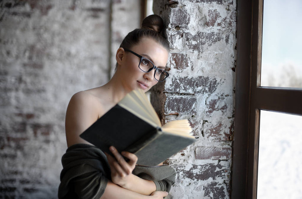 beautiful woman reading book - Zdjęcie, obraz
