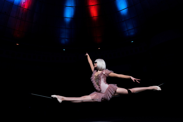 boční pohled na krásné anténní akrobat dělá štěpky na laně  - Fotografie, Obrázek