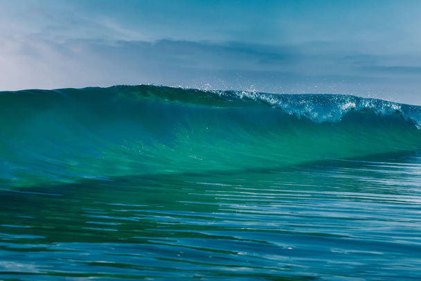 Синяя хрустальная волна в океане. Ударная волна и солнечный свет
 - Фото, изображение