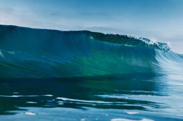 Синяя хрустальная волна в океане. Ударная волна и солнечный свет
 - Фото, изображение
