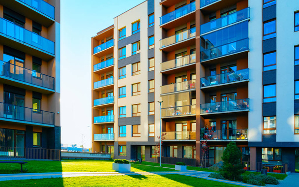 Appartement residentiële huizen home gevel architectuur met outdoor faciliteiten reflex - Foto, afbeelding