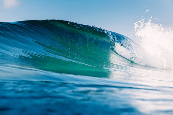 Ola de cristal azul en el océano. Rompiendo olas y luz solar
 - Foto, Imagen