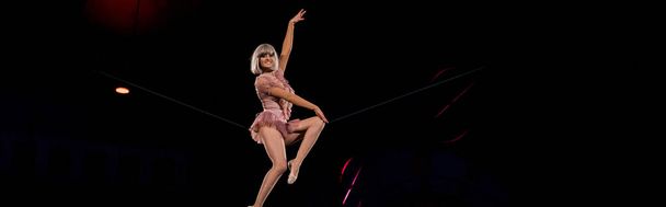 panoramiczne ujęcie artystycznego akrobaty lotniczego występującego w cyrku  - Zdjęcie, obraz