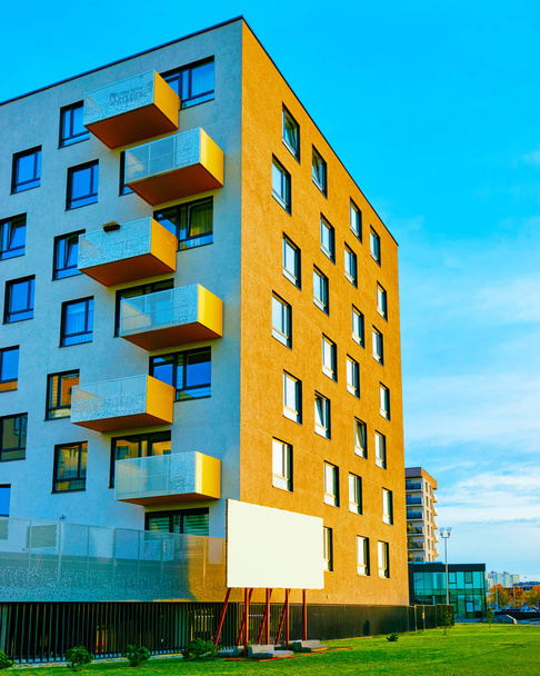 Appartement residentieel modern huis gebouw met outdoor faciliteiten concept reflex - Foto, afbeelding