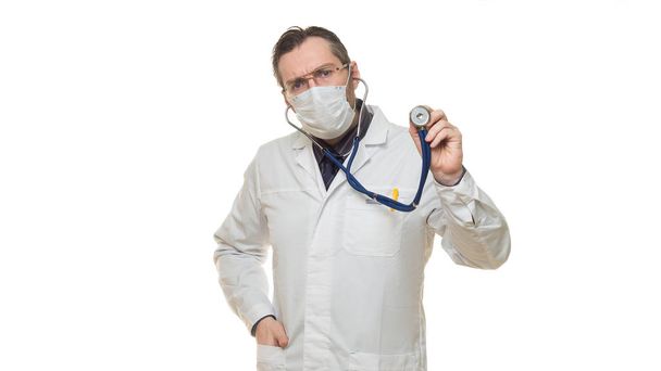 Retrato de um médico homem em uma máscara protetora com estetoscópio. Isolado sobre um fundo branco
 - Foto, Imagem