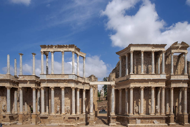 uitzicht op het grote Romeinse theater in de stad Merida, Spanje - Foto, afbeelding