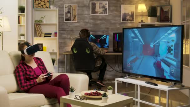 Mulher experimentando realidade virtual enquanto joga jogos de vídeo
 - Filmagem, Vídeo