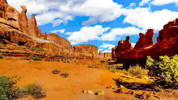 Sandstone Hoodoos, Pinnacles and Rock Fins at the Park Avenue valley in Arches National Park near Moab, Utah, Estados Unidos
 - Foto, Imagem