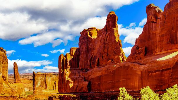 Sandstone Hoodoos, Pinnacles and Rock Fins at the Park Avenue valley in Arches National Park nabij Moab, Utah, Verenigde Staten - Foto, afbeelding