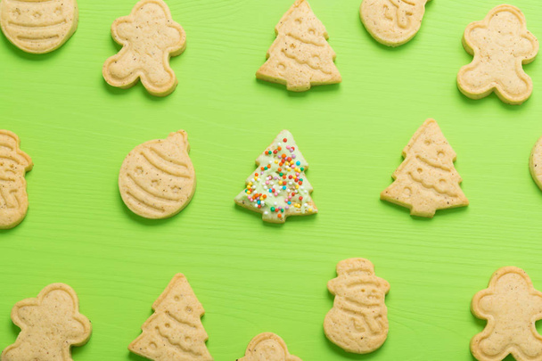 gingerbread cookies of different shapes on a green background - Foto, Bild