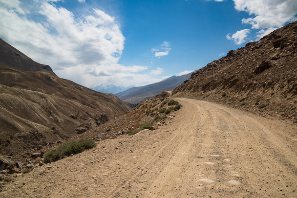 Mountains near Pamir highway in Tajikistan - Foto, Imagem