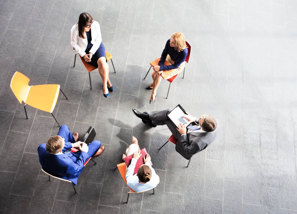 Vista de alto ángulo de la gente de negocios que tiene reunión en la oficina
 - Foto, imagen