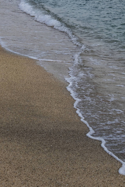 пляж и волны на берегу моря в зимний сезон
 - Фото, изображение