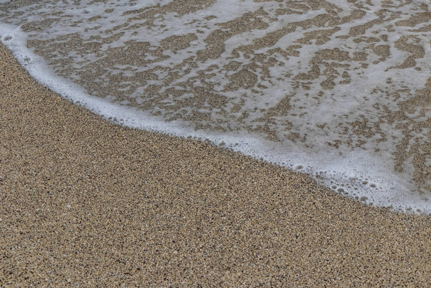 пляж и волны на берегу моря в зимний сезон
 - Фото, изображение