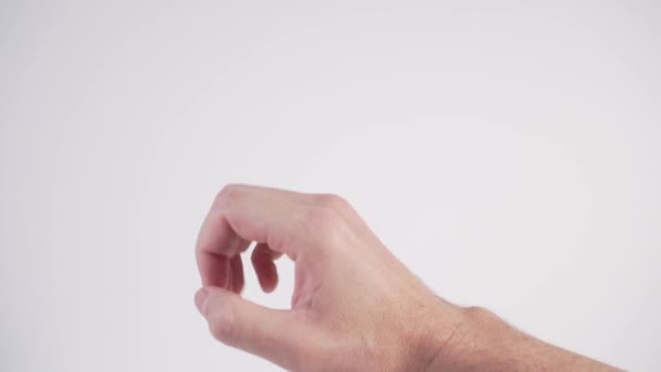 Egy fiatalember keze fehér alapon mutatja az "Ok" jelet. A beleegyezés és a probléma nélküli élet fogalma - Felvétel, videó