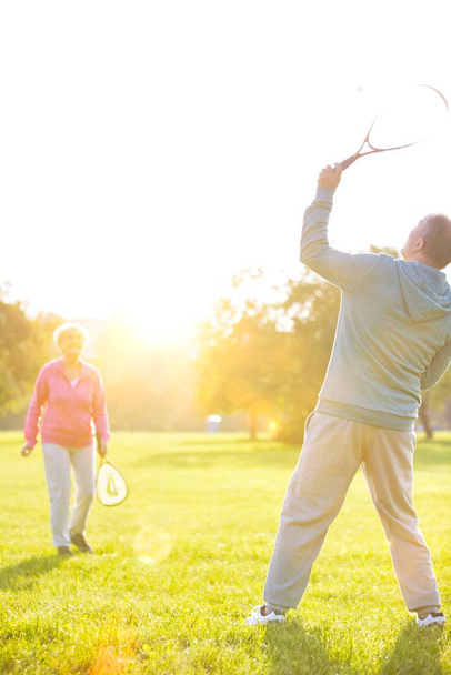 Happy senior couple playing badminton in park - Zdjęcie, obraz