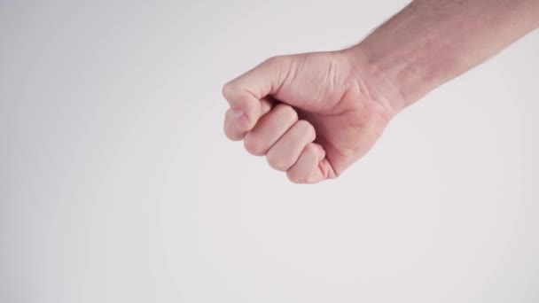 Ein junger Mann zeigt Zahlen von 1 bis 5 mit seinen Fingern auf weißem Hintergrund. internationale Gebärdensprache. Klare Mathematik - Filmmaterial, Video