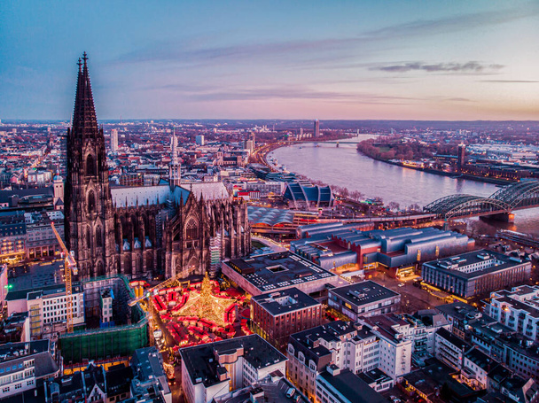 Κολωνία Γερμανία Χριστουγεννιάτικη αγορά, εναέρια drone view over Cologne rhine river Γερμανία - Φωτογραφία, εικόνα