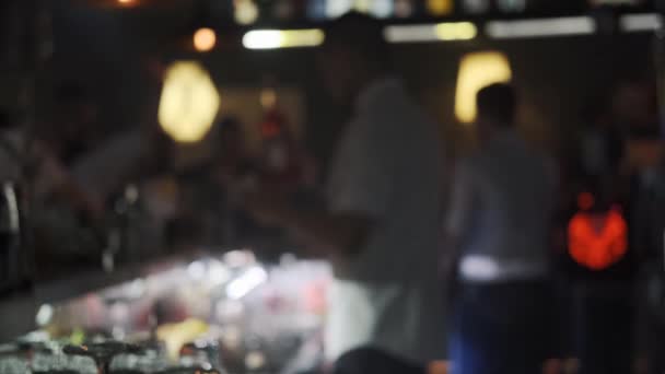 Barmänner arbeiten an der Bar und füllen Getränke in Gläser - Filmmaterial, Video