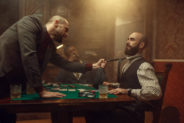 Мужчины играют в карты на раздевания видео играть казино с выводом
